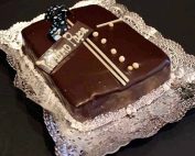 Pastís sacher en forma de camisa