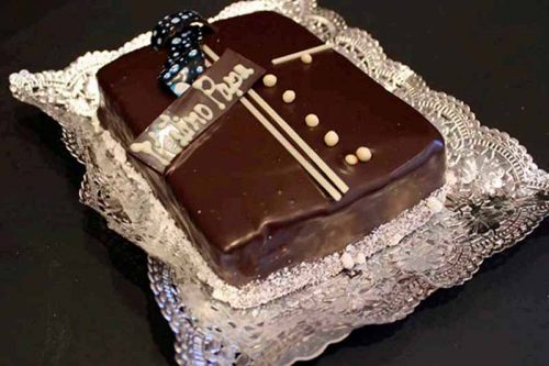 Pastís sacher en forma de camisa